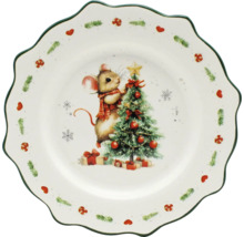 Weihnachtsteller aus Keramik mit gewelltem Rand, Motiv einer Maus mit Schal neben einem Tannenbaum und Geschenken.