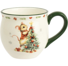 Weihnachtliche Tasse aus Keramik mit Motiv einer Maus, die einen Tannenbaum schmückt, grüner Henkel.
