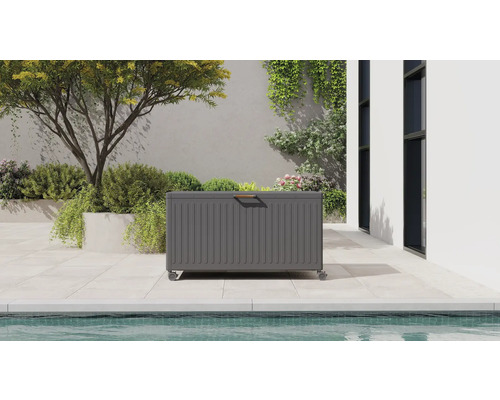 Coffre de jardin gris foncé en métal sur roulettes sur une terrasse au bord d une piscine.