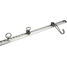 Rail d amarrage en aluminium avec différents raccords tels que des anneaux et un crochet pour l arrimage du chargement.