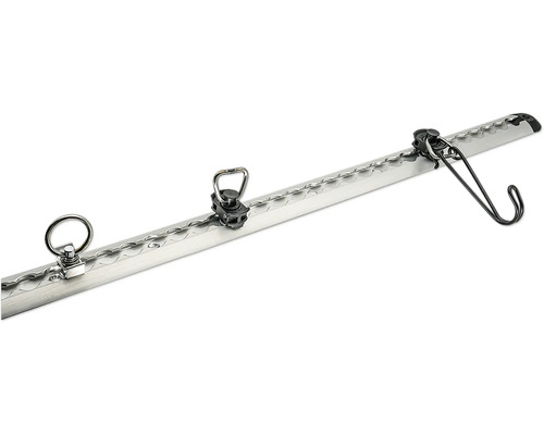 Rail d amarrage en aluminium avec différents raccords tels que des anneaux et un crochet pour l arrimage du chargement.