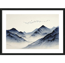 Gerahmtes Wandbild mit blauer Gebirgslandschaft im Aquarellstil und fliegenden Vögeln.