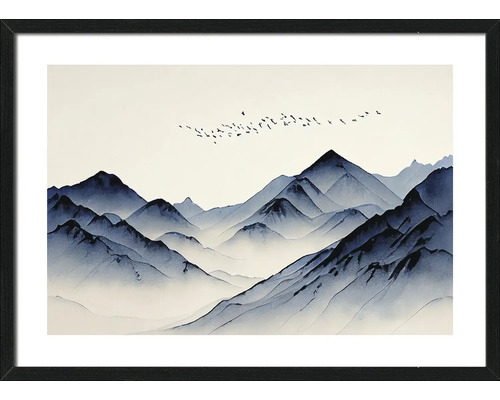 Gerahmtes Wandbild mit blauer Gebirgslandschaft im Aquarellstil und fliegenden Vögeln.