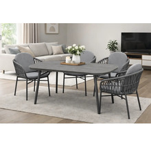 Modernes Essgruppen-Set: grauer Tisch mit abgerundeten Ecken und vier Seilgeflecht-Stühle mit Polstern in einem hellen Wohnzimmer.
