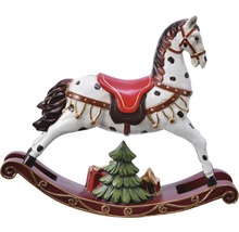 Cheval à bascule décoratif avec sapin de Noël et cadeaux pour la période de Noël