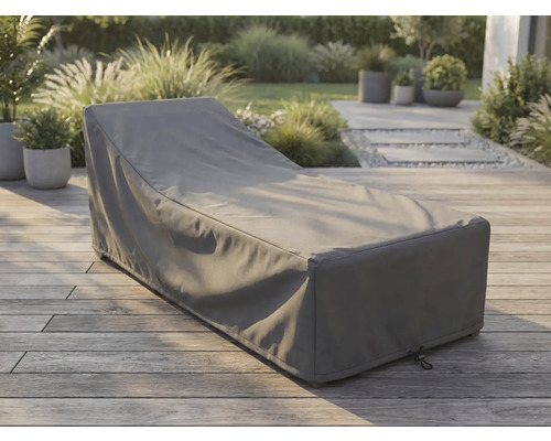 Housse de protection grise pour bain de soleil sur une terrasse en bois dans un jardin lumineux et organisé.