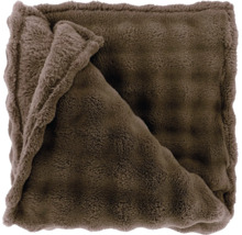 Couverture douce en fausse fourrure de couleur marron.