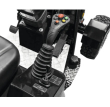 Commandes d'un engin de chantier avec un joystick multifonction, des boutons et un levier de verrouillage sur une plaque antidérapante.