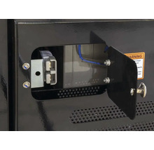 Compartiment ouvert sur un boîtier métallique avec connecteur électrique et câble bleu.