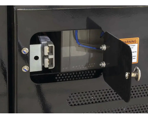 Compartiment ouvert sur un boîtier métallique avec connecteur électrique et câble bleu.