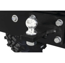 Boule d'attelage chromée montée sur un support métallique noir d'un véhicule.