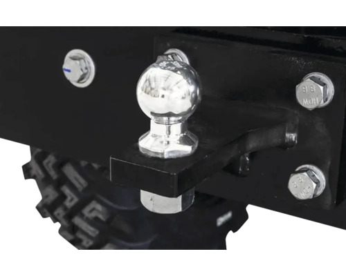 Boule d'attelage chromée montée sur un support métallique noir d'un véhicule.