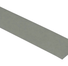 Profilé plat en métal avec surface lisse.