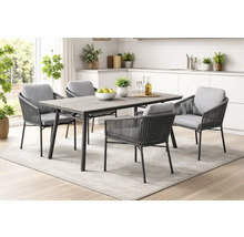 Ensemble de salle à manger moderne avec table rectangulaire effet bois, cadre en métal et quatre fauteuils en corde tressée avec coussins.