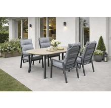 Salon de jardin composé d une table ovale aspect bois et de quatre chaises de jardin grises avec coussins sur une terrasse claire.