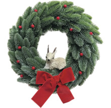 Weihnachtskranz aus künstlichen Tannenzweigen mit roten Beeren, einer roten Schleife und einer kleinen Rehfigur.