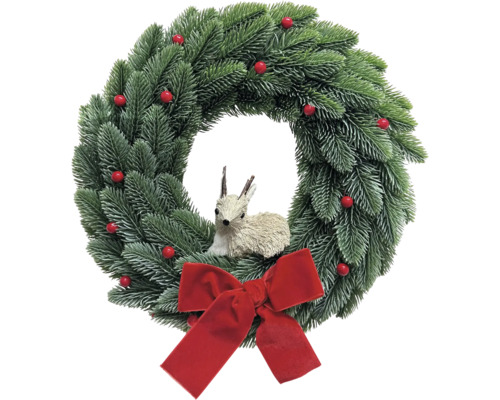 Weihnachtskranz aus künstlichen Tannenzweigen mit roten Beeren, einer roten Schleife und einer kleinen Rehfigur.