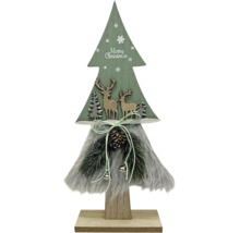 Weihnachtsdekoration aus grünem Holz in Tannenform mit Rentieren, grauem Kunstfell, Zapfen und Merry Christmas Schriftzug.
