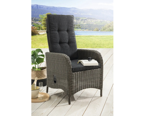 Gartensessel aus grauem Polyrattan mit hoher Rückenlehne und dunklen Polstern auf einer hellen Holzterrasse vor Gartenkulisse.