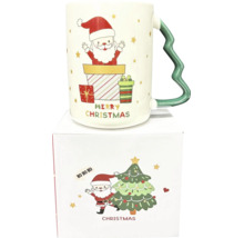 Weihnachtstasse aus Keramik mit Nikolaus Motiv und grünem Henkel in Tannenbaumform inklusive Geschenkverpackung.