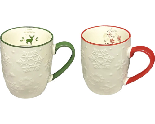 Zwei weiße Keramiktassen mit Schneeflockenrelief, eine mit grünem Henkel und Hirschmotiv, eine mit rotem Henkel und Sternenmotiv.