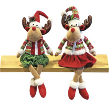 Zwei weihnachtliche Rentier-Plüschfiguren mit langen Beinen, rot-grüner Winterkleidung und Weihnachtsmützen auf einem Holzbrett sitzend.