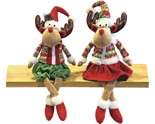 Zwei weihnachtliche Rentier-Plüschfiguren mit langen Beinen, rot-grüner Winterkleidung und Weihnachtsmützen auf einem Holzbrett sitzend.