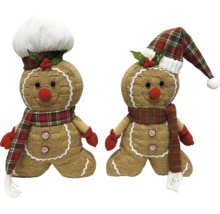Zwei Lebkuchenmann-Stofffiguren als Weihnachtsdekoration mit Mützen, Schals und Handschuhen.