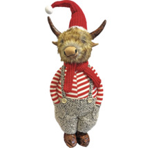 Weihnachtsfigur Highland-Rind aus Textil mit roter Mütze, Schal, gestreiftem Shirt und grauer Latzhose.
