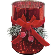 Rotes Windlicht aus Glas mit Samtschleife, Tannenzweigen und geeisten Beeren für die Weihnachtsdekoration.