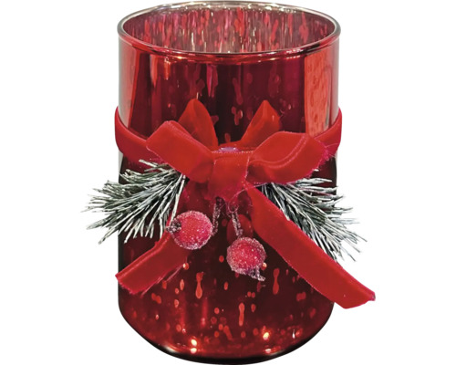 Rotes Windlicht aus Glas mit Samtschleife, Tannenzweigen und geeisten Beeren für die Weihnachtsdekoration.