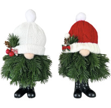 Zwei Weihnachtswichtel mit Strickmützen und Körpern aus künstlichem Tannengrün.