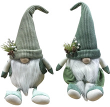Lot de deux gnomes décoratifs en peluche avec de longs bonnets en tricot, une barbe et des décorations de branches de sapin, pommes de pin et baies.