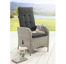 Fauteuil de jardin inclinable en polyrotin avec dossier haut et coussins foncés sur une terrasse en bois clair.