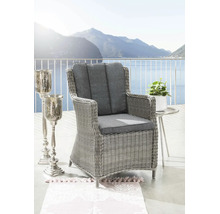 Fauteuil de jardin en résine tressée avec coussins gris sur un balcon lumineux offrant une vue sur le lac et les montagnes.