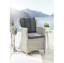 Fauteuil de jardin en résine tressée gris clair avec coussins anthracite sur une terrasse avec vue sur le lac.