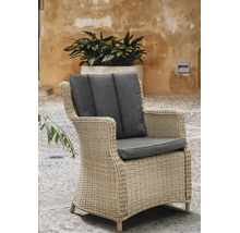 Gartensessel aus Geflecht mit Sitz- und Rückenkissen auf einer Terrasse im Außenbereich.