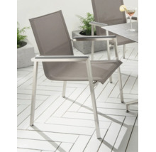Chaise de jardin moderne avec structure en métal argenté et assise en textile gris sur une terrasse avec motif à chevrons.