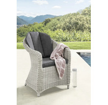 Fauteuil de jardin en polyrotin gris avec coussins foncés sur une terrasse au bord d'une piscine devant un vaste paysage de collines.
