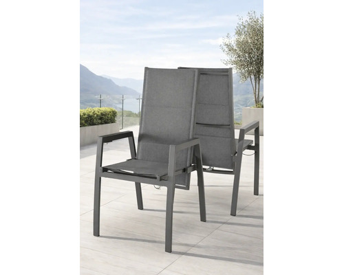Zwei moderne Garten-Hochlehner mit anthrazitfarbenem Aluminiumgestell und grauem Textilgewebe auf einer hellen Terrasse mit Bergblick.