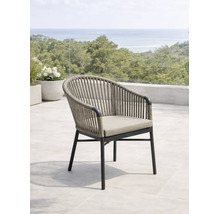 Fauteuil de jardin moderne avec cordage tressé et coussin d'assise sur une terrasse lumineuse avec vue sur la nature et la mer.