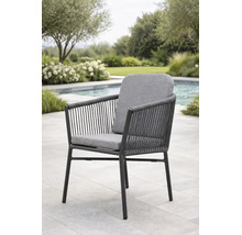Fauteuil de jardin moderne avec cordage et coussins gris sur une terrasse lumineuse au bord d'une piscine.