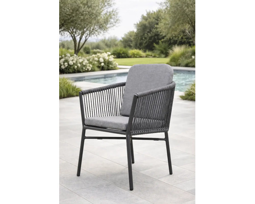 Fauteuil de jardin moderne avec cordage et coussins gris sur une terrasse lumineuse au bord d'une piscine.