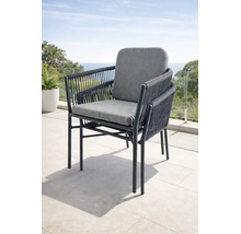 Chaise de jardin moderne en corde tressée avec coussins d'assise et de dossier sur une terrasse.