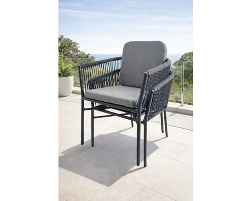 Chaise de jardin moderne en corde tressée avec coussins d'assise et de dossier sur une terrasse.