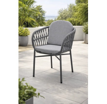 Chaise de jardin moderne avec structure en métal, tressage en corde au dossier et aux accoudoirs et coussins gris sur une terrasse.