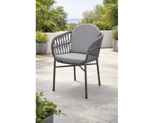 Chaise de jardin moderne avec structure en métal, tressage en corde au dossier et aux accoudoirs et coussins gris sur une terrasse.