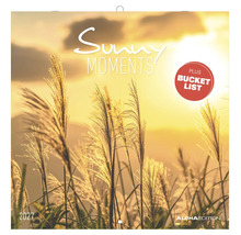 Wandkalender 2027 Sunny Moments mit ALPHAEDITION Logo. Deckblatt mit Gräsern vor einer hellen Sonne und Bucket List.