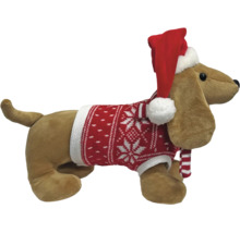 Stofftier Hund in Weihnachtsoutfit mit Weihnachtsmütze, Pullover und Schal.