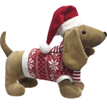 Plüschhund im Weihnachtsoutfit mit Weihnachtsmütze, Strickpullover mit Schneeflockenmuster und gestreiftem Schal.